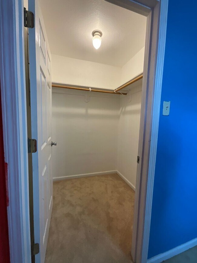 Building Photo - 2123 Hickory Dr