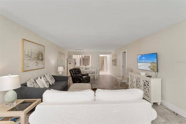 Building Photo - 6500 Sunset Way