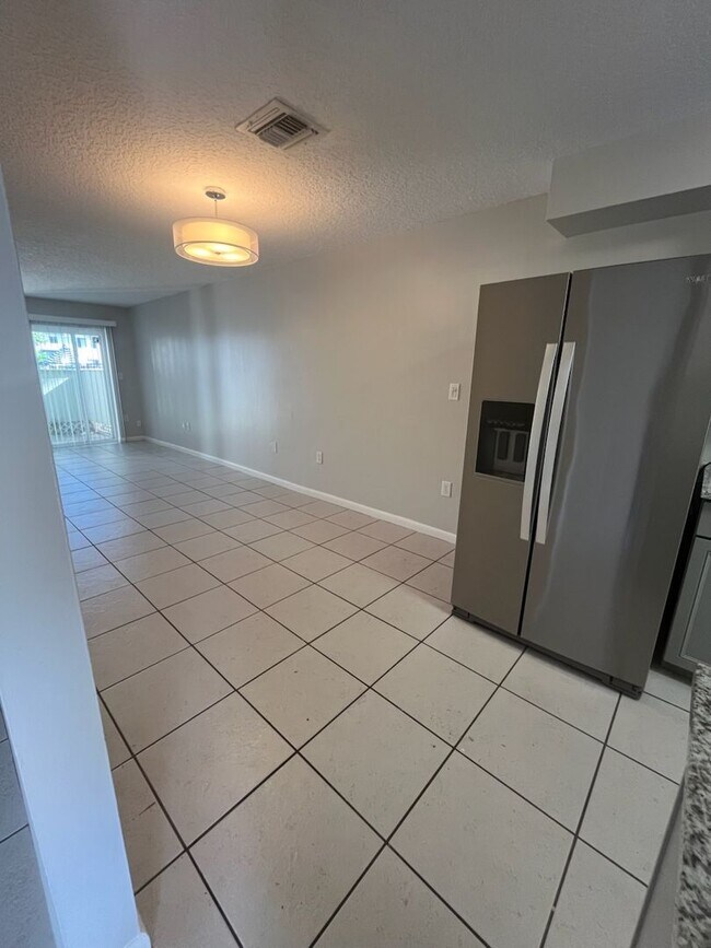 Building Photo - Spacious 2brm 1.5ba townhome Condo in The ...
