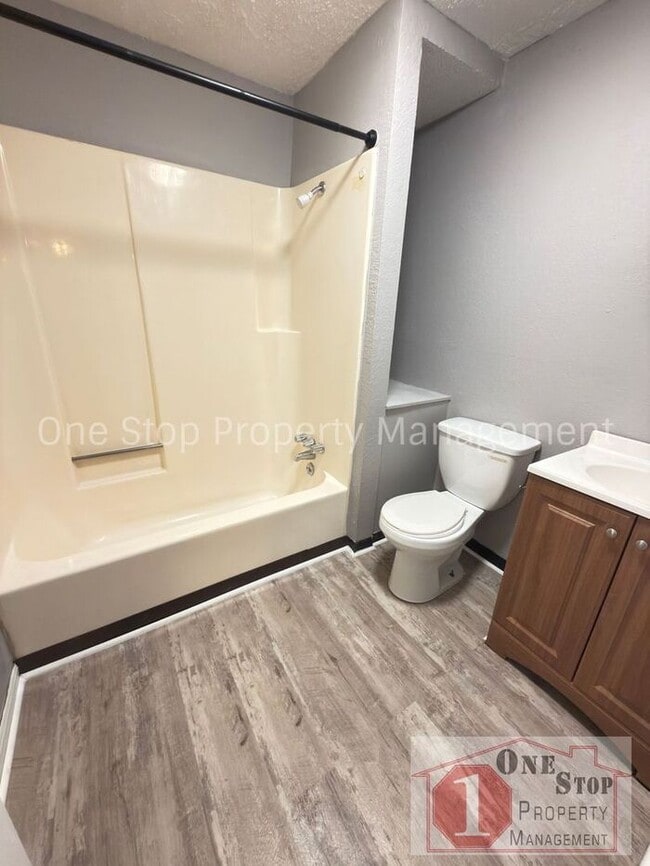 Building Photo - 3 bedroom, 2 bathroom duplex in Lee's Summit, MO!!