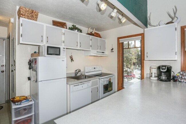 Building Photo - 800 Columbine Rd