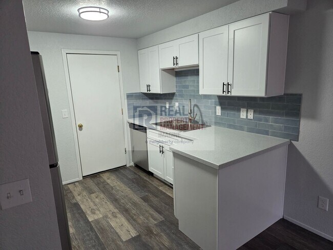 Building Photo - Check Out This Completely Remolded 3 Bedroom, 2.5 Bath Townhome!