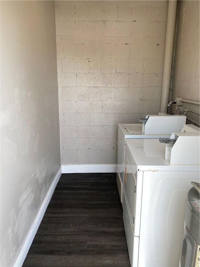 Building Photo - 619 Orton Ave