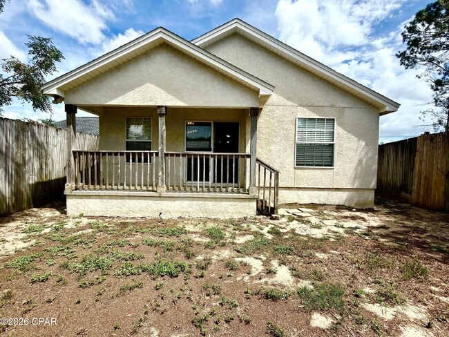 Building Photo - 425 Dolphin Dr