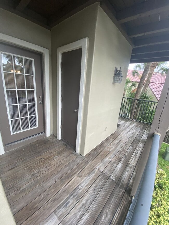 Building Photo - 2 Bed 2 Bath Condo with fireplace!!!