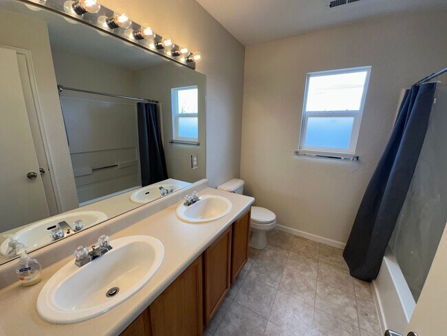 Building Photo - 3 Bed 3 bath house in Spring Creek!