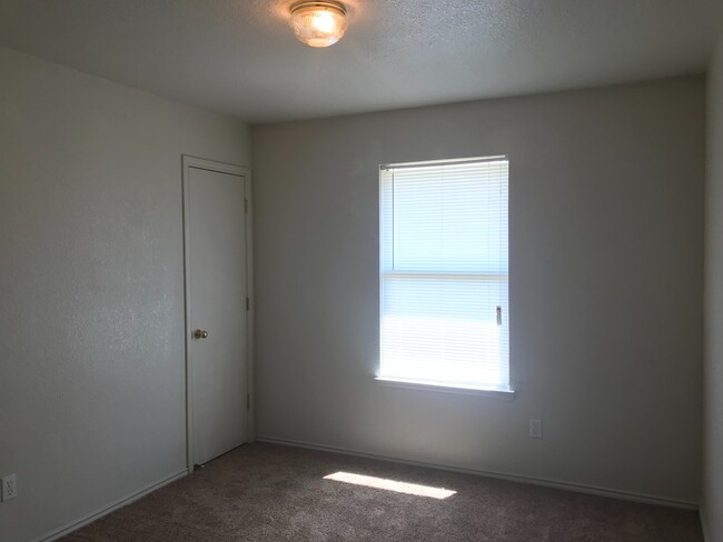 Building Photo - 2809 Alma Dr