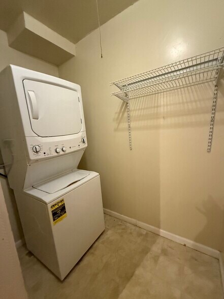 In Unit Washer Dryer off Den - 1001 N 8th St