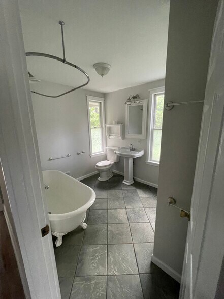 Bath1 - 210 Mannion Ave