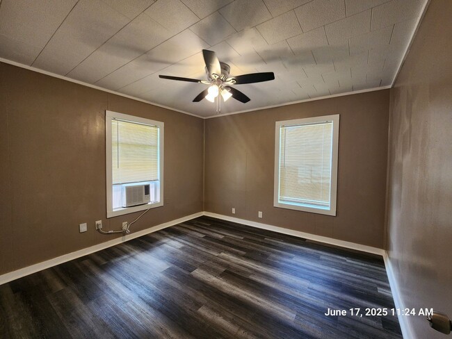 Building Photo - Cute & Cozy!