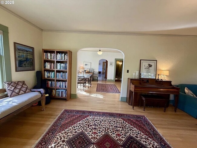 Building Photo - 1702 Cedar St