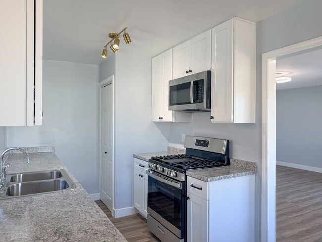 Building Photo - 502-504 E Hemlock- LT