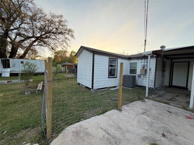 Building Photo - 8308 Lenore St