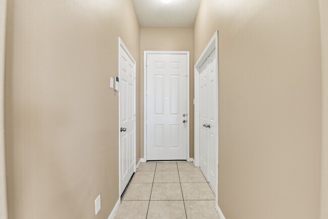 Building Photo - 1502 Stonehedge Bend Dr