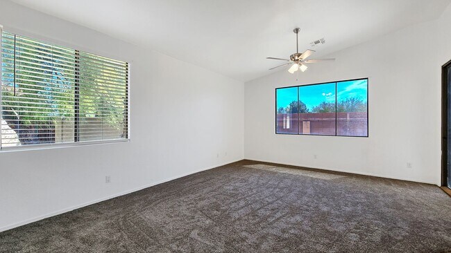 Building Photo - Clean and Cozy home in desirable area!