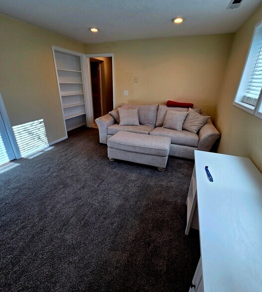 Building Photo - 2205 Buttonwood Dr