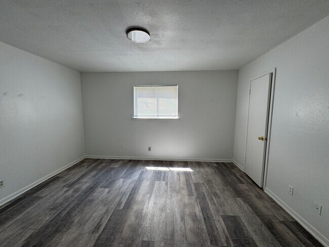 Building Photo - 1405 N Gray St