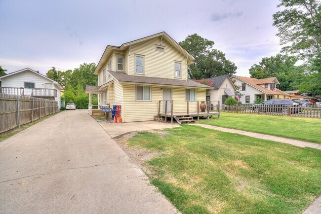 Building Photo - 440 Elm Ave