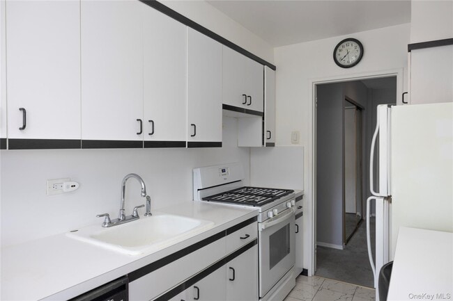 Building Photo - 84-39 153rd Ave