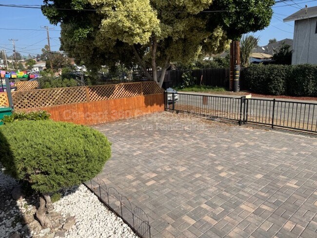 Building Photo - 3211 Park Ln