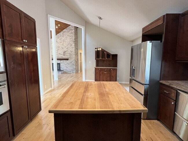 Building Photo - Fantastic 4 bed 3 bath home in the Highlan...