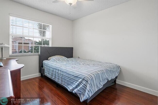 Building Photo - 611 Royal Palm Way