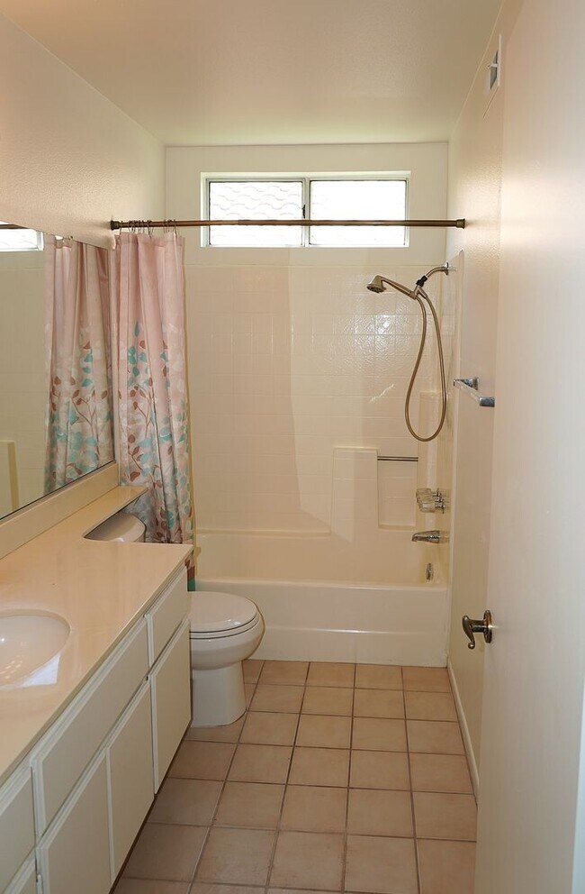 Building Photo - 1366 Fairway Oaks Ave