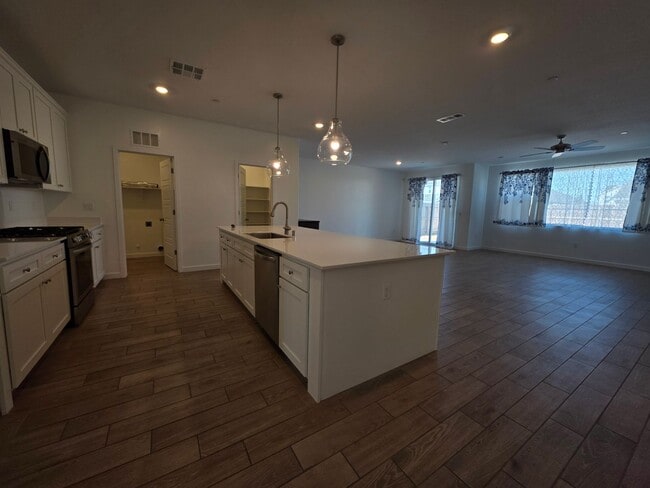 Building Photo - 3 bedroom 2 bathroom home with Solar and y...