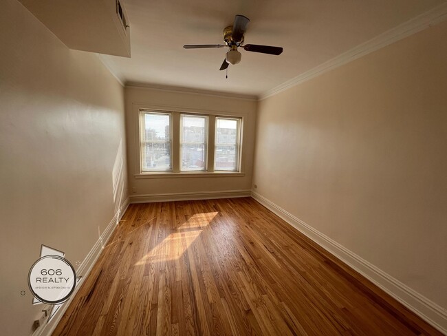 Building Photo - Bright and Sunny Forest Park Apts!