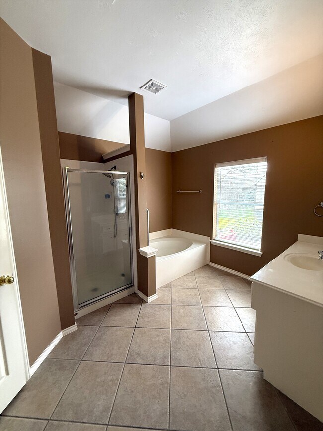 Building Photo - 3906 Eastland Lake Dr