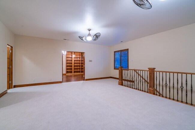 Building Photo - 340 Le Grande Cir