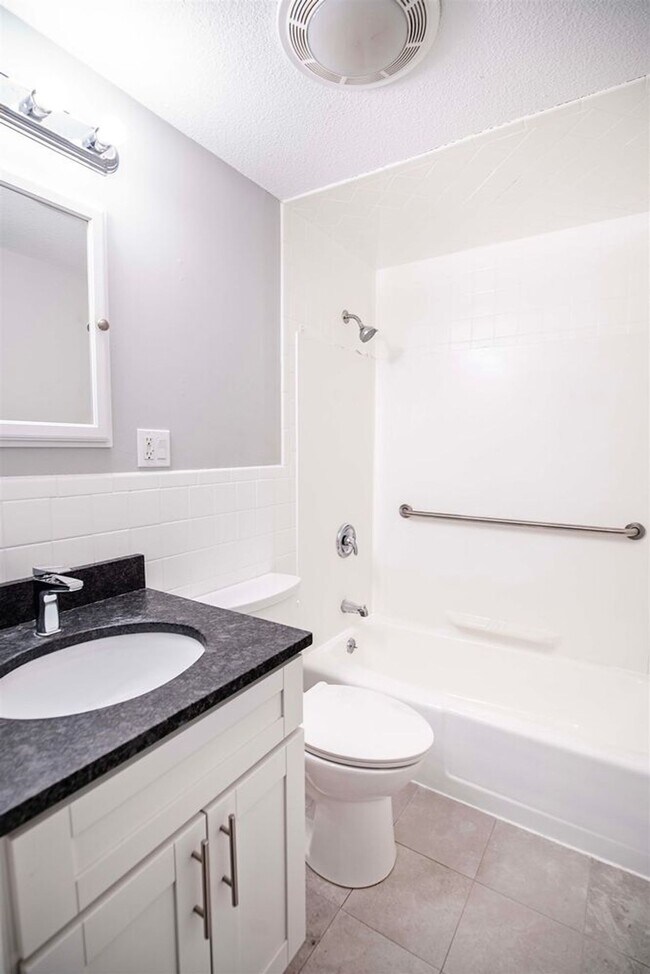 Building Photo - 205 Main