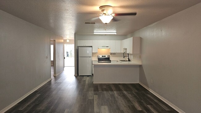 Building Photo - NICE! 3BED / 2 BATH / 1 CAR GARAGE (HALF DUPLEX)