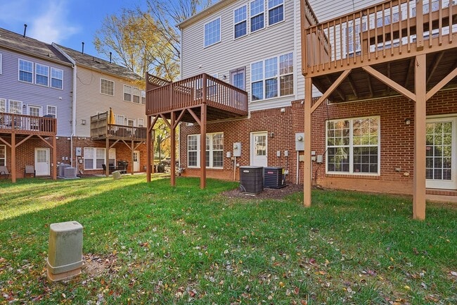 Building Photo - STUNNING TOWNHOME-AVAILABLE FOR IMMEDIATE ...