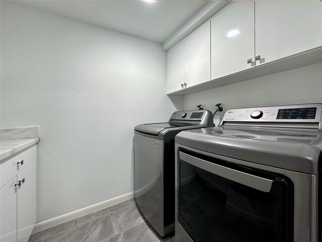 Building Photo - 5528 Beverly Hill St