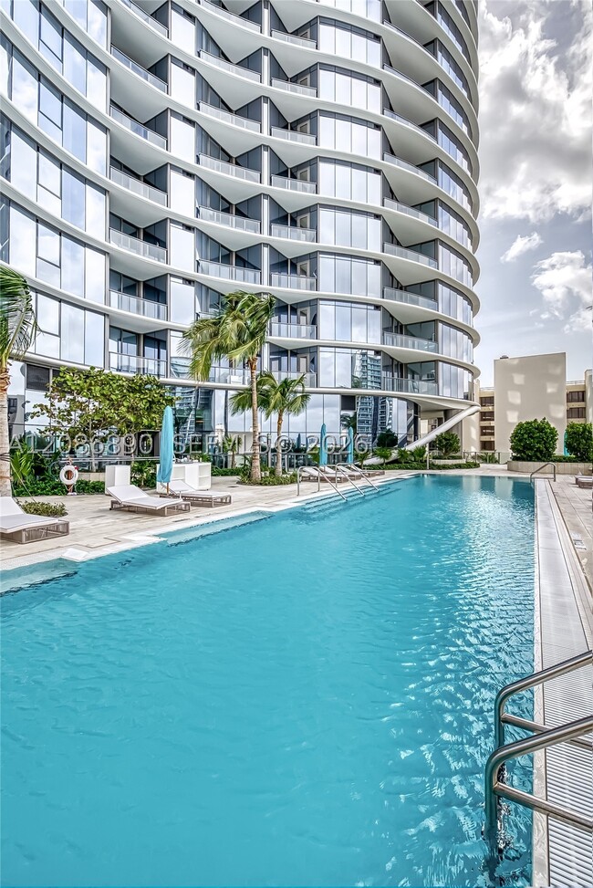 Building Photo - 15701 Collins Ave