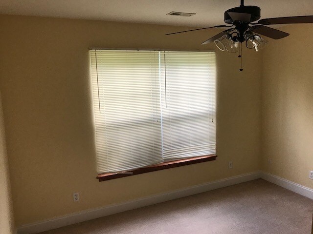 Building Photo - Maryville, 4 bedroom home with fireplace
