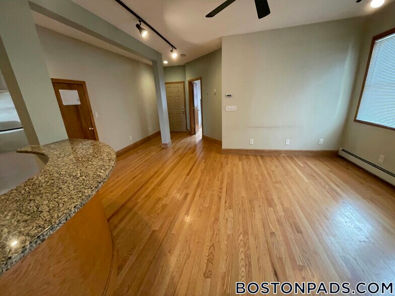 Building Photo - 77 Easton St