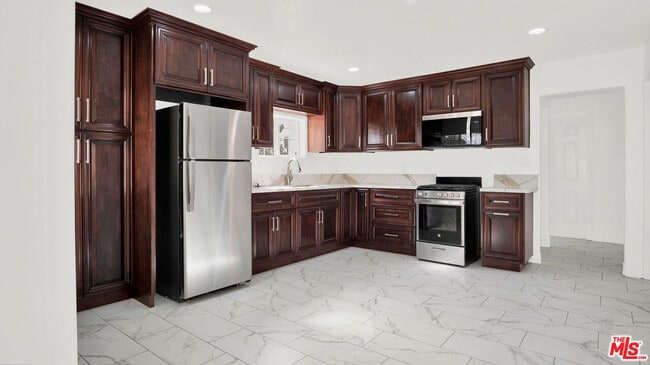 Building Photo - 2239 W Lincoln St