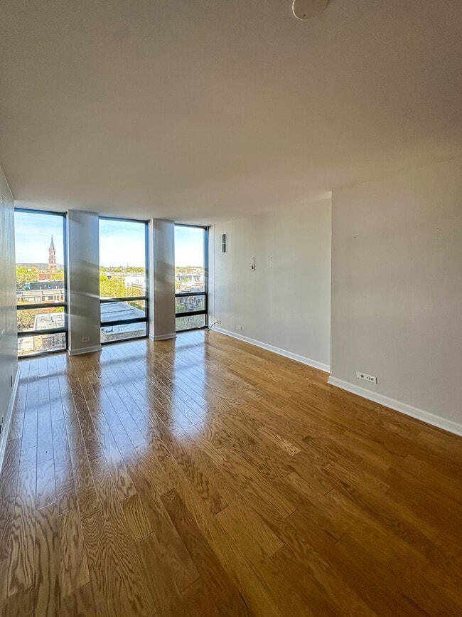 Building Photo - 1660 N La Salle Dr