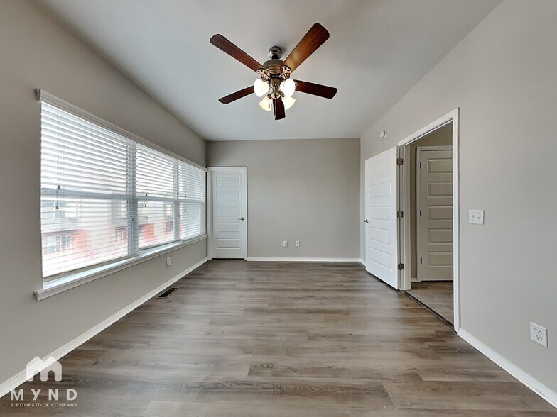 Building Photo - 122 E Sycamore St