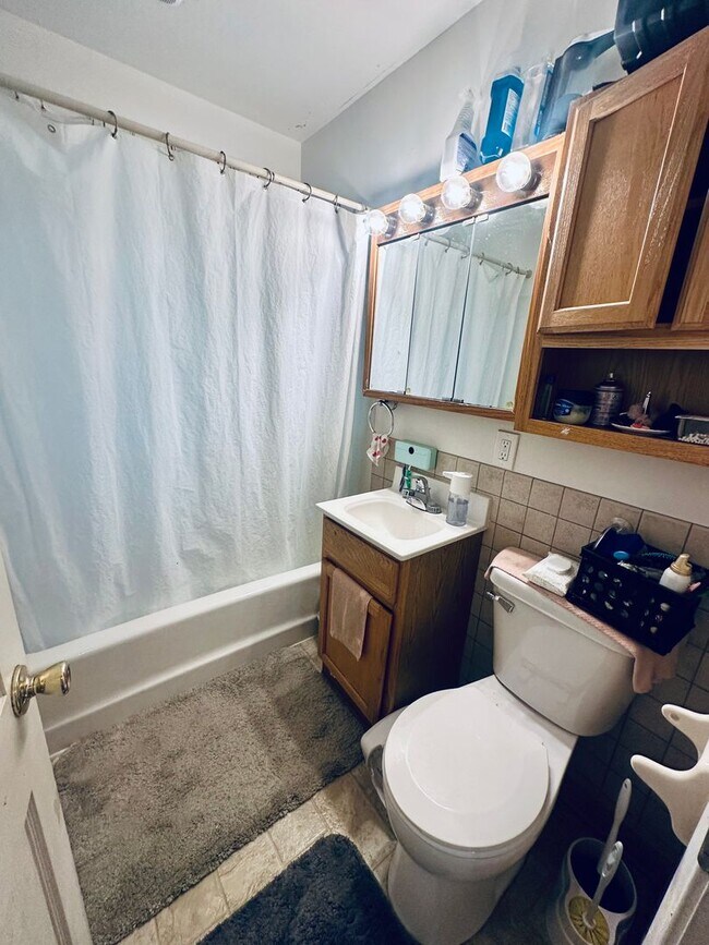 Building Photo - Charming 3 Bedroom Home in Heart if Maplew...