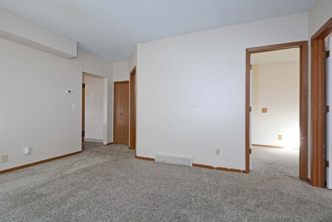 Building Photo - Spacious 3-Bed 1-Bath Unit in Hastings - Available Now!