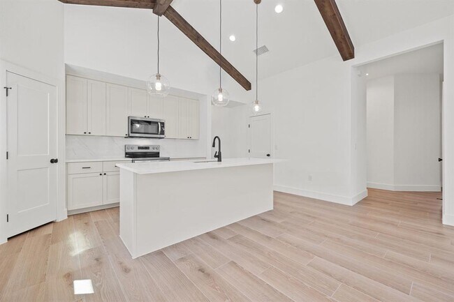 Building Photo - 21679 High Dr