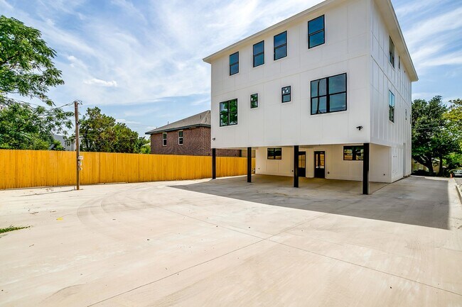 Building Photo - 2811 Forest Park Blvd