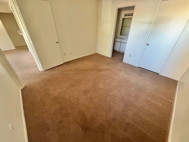 Building Photo - ***AMAZING WELOME DEAL!! $600 OFF FIRST MONTHS RENT IF MOVED IN 2 WEEKS!!**  Lovely 2 Bedroom/2 B...