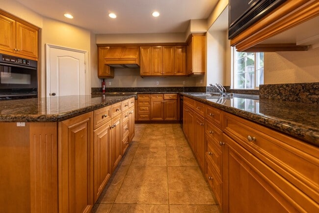 Building Photo - Beautiful 4 Bedroom 4 Bath House with Pool & Spa in Arroyo Vista