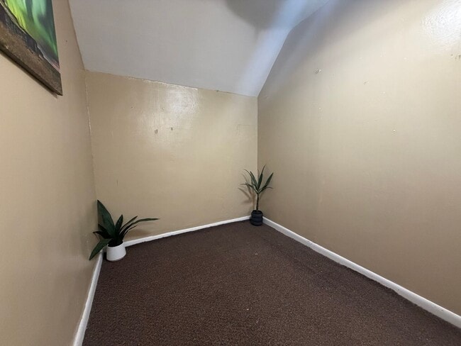 Building Photo - 2 bed, 1 bath home for rent in West Waterloo