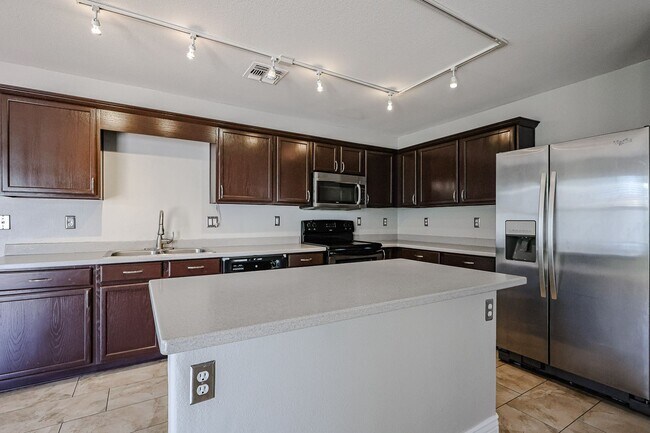 Building Photo - Amazing 5 bedrooms and bathrooms in one of the best school districts!