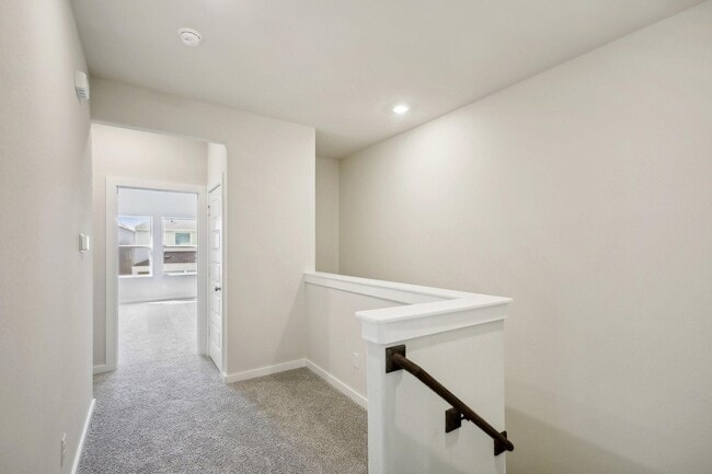 Building Photo - 586 Avisa Dr